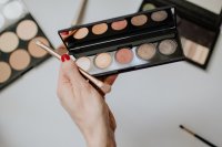 Koele make-up kleuren zijn dé trend van dit moment